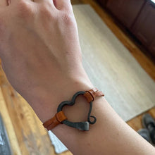 Laden Sie das Bild in den Galerie-Viewer, Handgefertigtes Liebes-Hufeisen-Nagel-Armband
