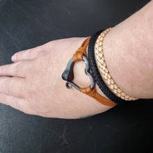 Laden Sie das Bild in den Galerie-Viewer, Handgefertigtes Liebes-Hufeisen-Nagel-Armband
